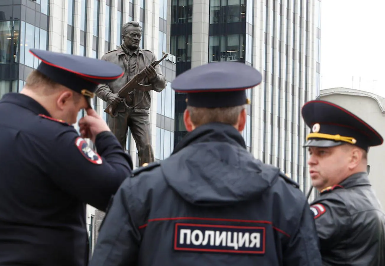 El Pol Mico Monumento Al Creador Del Ak El Fusil M S Utilizado En